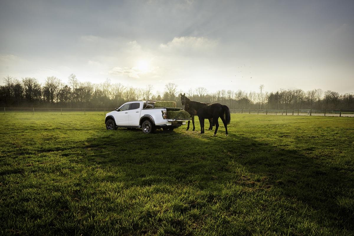 Isuzu D-Max horseriding (2021)