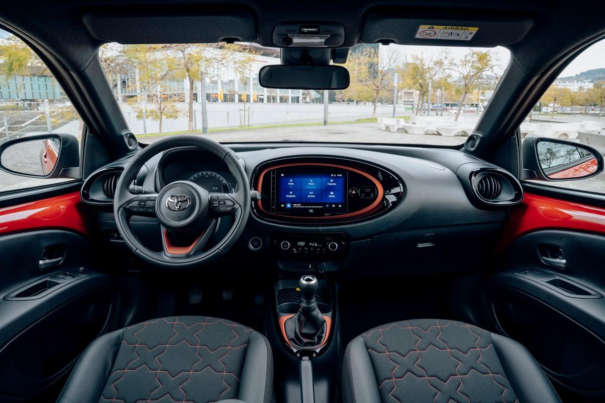 Rij-impressie Toyota Aygo X (2022) rood interieur