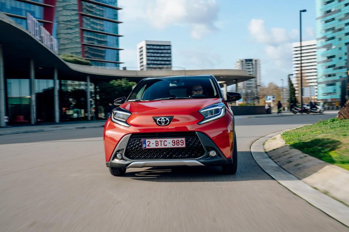 Rij-impressie Toyota Aygo X (2022) rood snuit