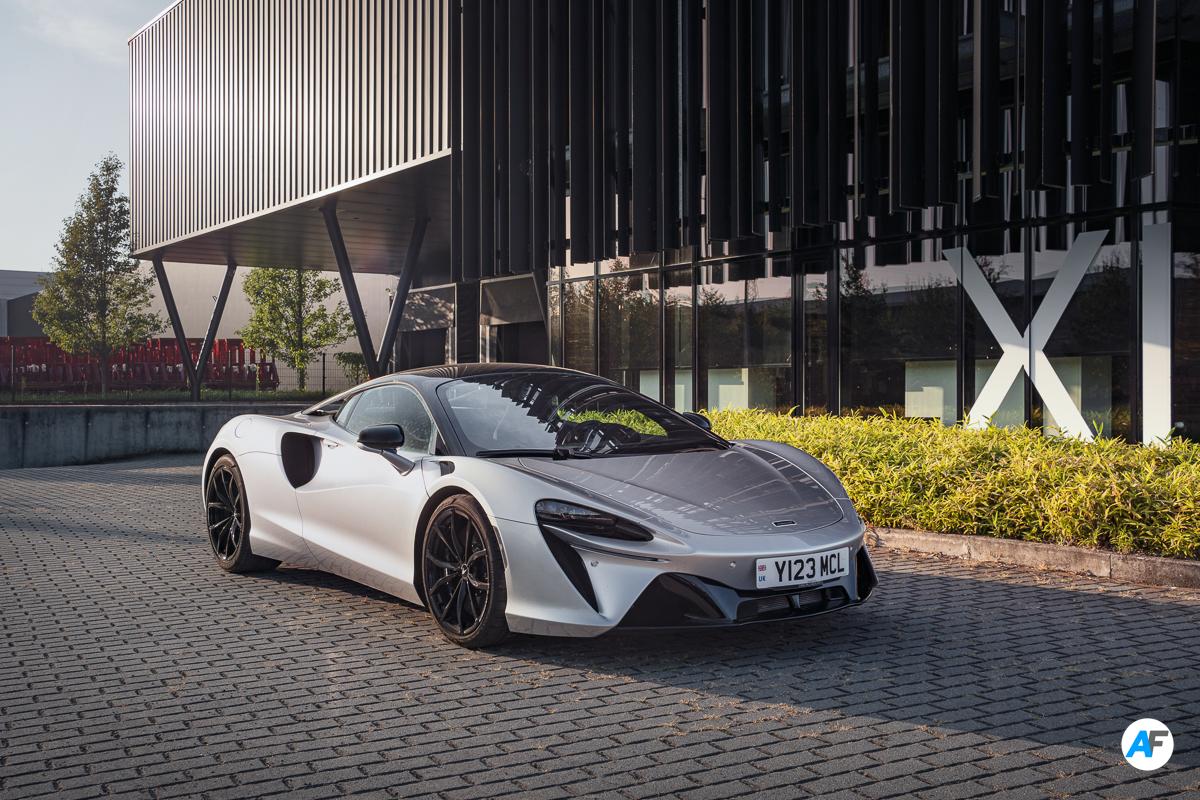 McLaren Artura review 2023 voorkant zilver