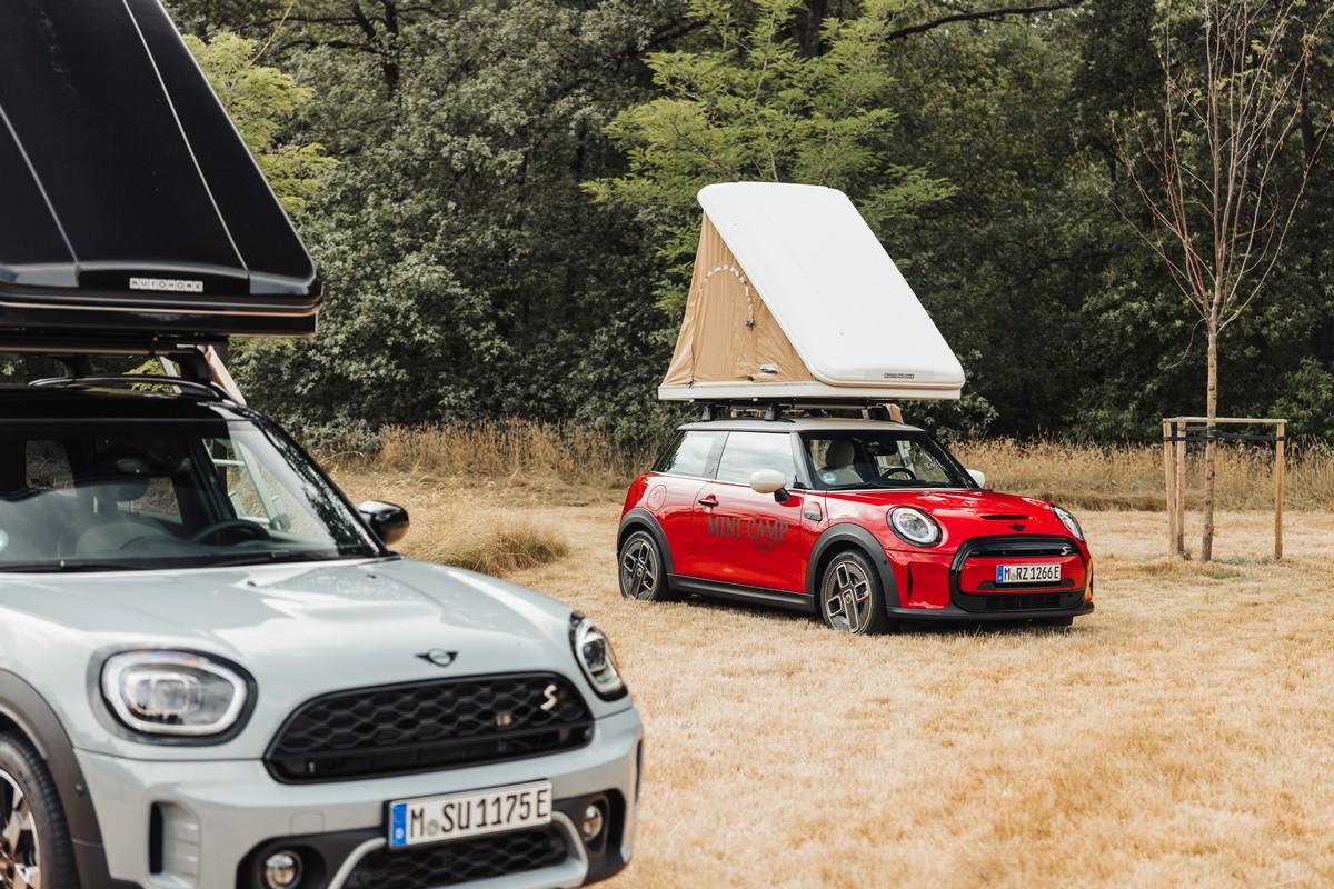 kamperen met een mini auto daktent autohome binnen