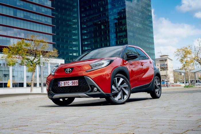 Rij-impressie Toyota Aygo X (2022) rood voorkant