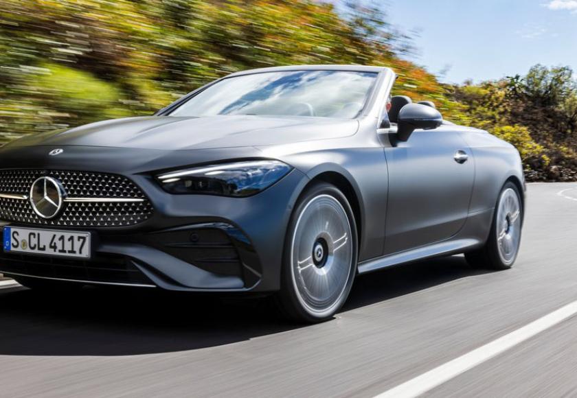 Mercedes-Benz CLE Cabriolet review 2024 grijs rijdend