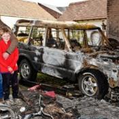 Auto vat vuur, start en rijdt vanzelf weg om elders uit te branden